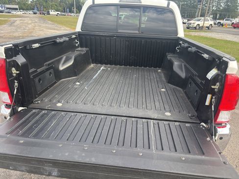 Used 2017 Toyota Tacoma SR5 image 4