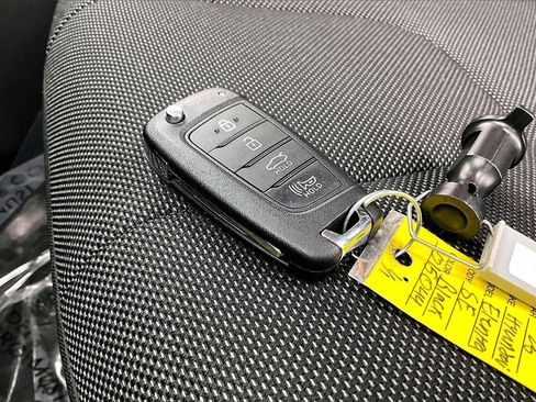 Used 2025 Hyundai Elantra SE image 11