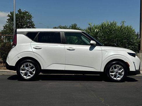 Used 2023 Kia Soul LX w/ LX Technology Package FWD image 9