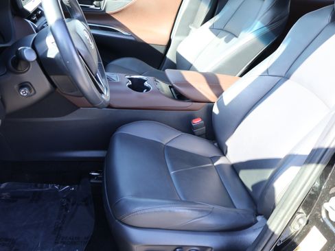 Used 2022 Toyota Venza XLE image 43