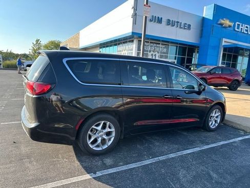 Used 2019 Chrysler Pacifica Touring Plus w/ Tire & Wheel Group FWD image 4