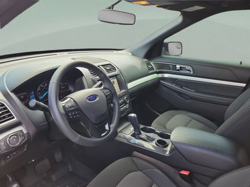 Used 2017 Ford Explorer XLT w/ Equipment Group 201A FWD image 16