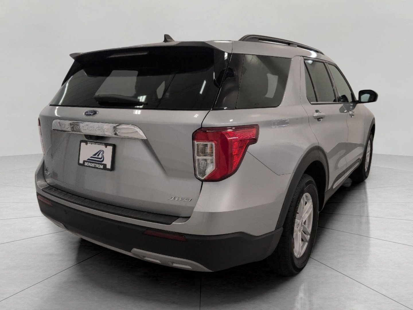 Used 2024 Ford Explorer XLT w/ Equipment Group 202A AWD/4WD image 47