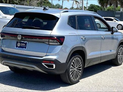 Used 2025 Volkswagen Taos SE w/ Panoramic Sunroof Package FWD image 5