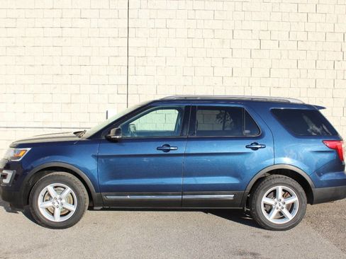 Used 2017 Ford Explorer XLT w/ Equipment Group 202A image 2