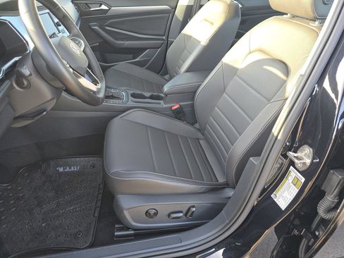 Certified 2023 Volkswagen Jetta SE w/ Panoramic Sunroof Package image 18