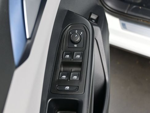 Used 2023 Volkswagen Taos SE w/ Panoramic Sunroof Package AWD/4WD image 10