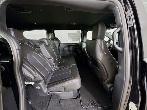 New 2026 Chrysler Pacifica Select image 30