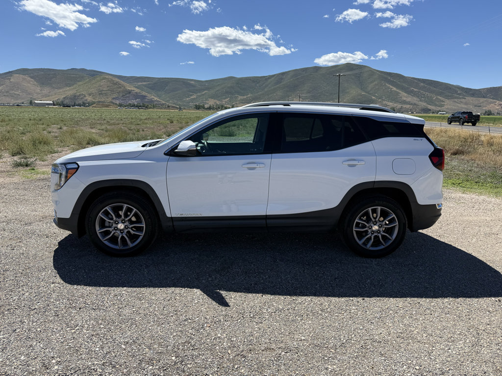 Used 2022 GMC Terrain SLT w/ Tech Package AWD/4WD image 4