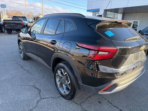 Used 2025 Chevrolet Trax LT w/ LT Convenience Package image 18