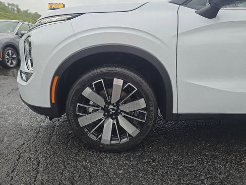 New 2025 Mitsubishi Outlander SE image 8