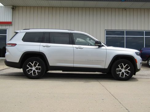 Used 2023 Jeep Grand Cherokee L Limited AWD/4WD image 2