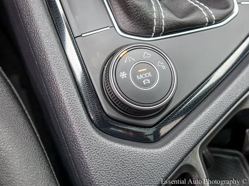 Used 2025 Volkswagen Taos SE image 19