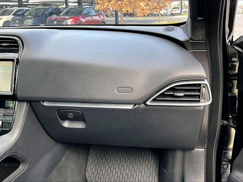 Used 2019 Jaguar F-PACE Premium image 18