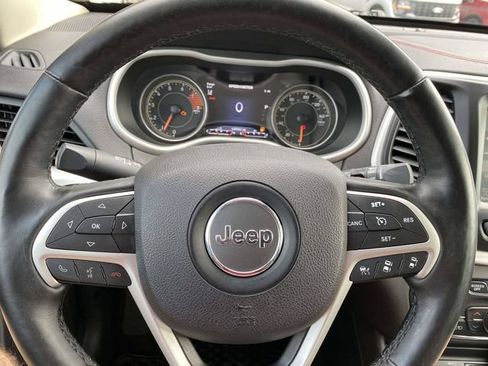 Used 2017 Jeep Cherokee Trailhawk AWD/4WD image 26