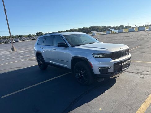 Used 2022 Jeep Grand Cherokee L Limited w/ Luxury Tech Group II AWD/4WD image 8