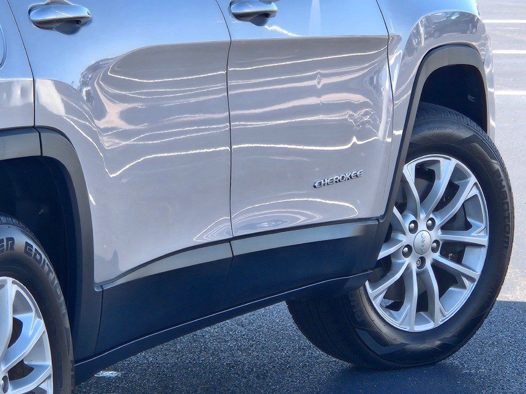 Used 2020 Jeep Cherokee Latitude AWD/4WD image 12