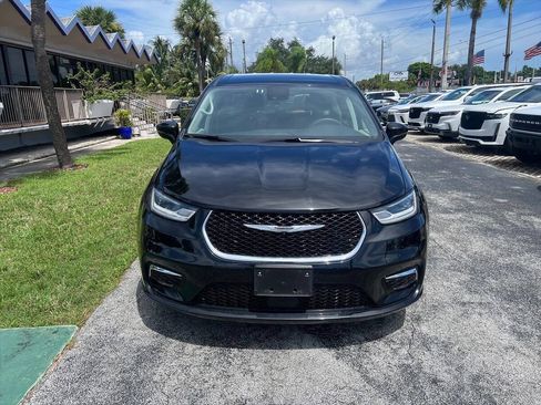 Used 2024 Chrysler Pacifica Touring-L FWD image 3