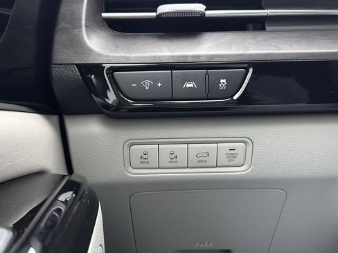 Used 2024 Kia Carnival EX image 26