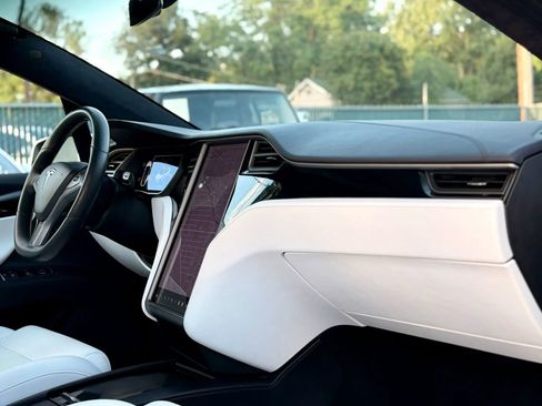 Used 2018 Tesla Model X 100D image 12