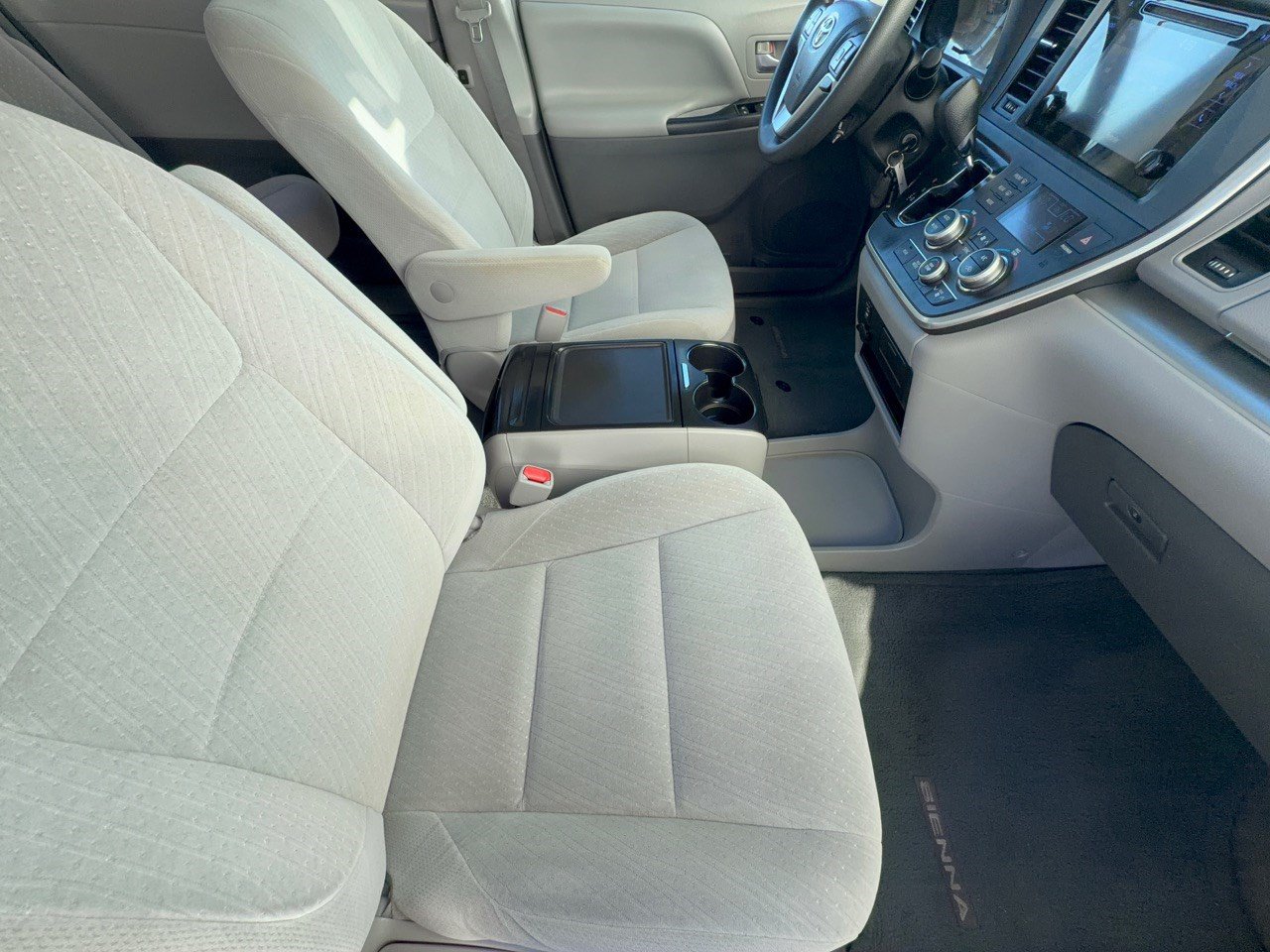 Used 2015 Toyota Sienna LE FWD image 30