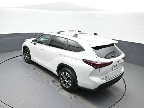Certified 2024 Toyota Highlander XLE image 42