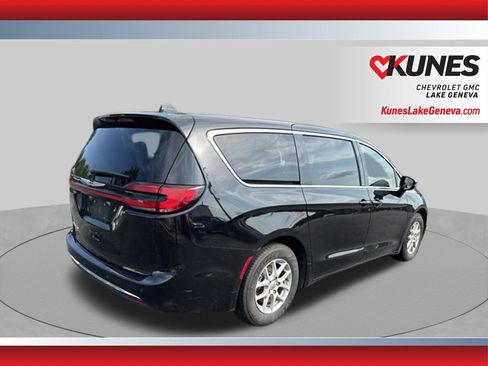 Used 2024 Chrysler Pacifica Touring-L FWD image 5