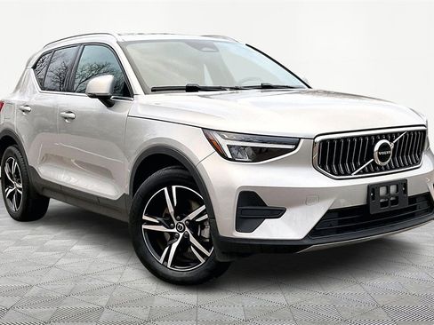 Used 2024 Volvo XC40 B5 Core image 1