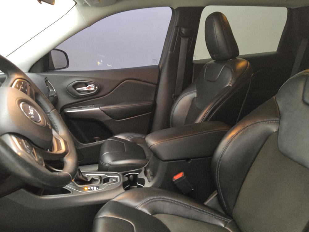 Used 2019 Jeep Cherokee Latitude Plus FWD image 17