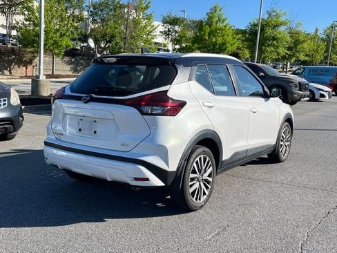 Used 2022 Nissan Kicks SV image 3
