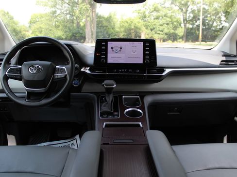 Used 2024 Toyota Sienna XLE FWD image 11