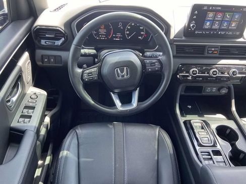 Used 2025 Honda Pilot Touring image 11