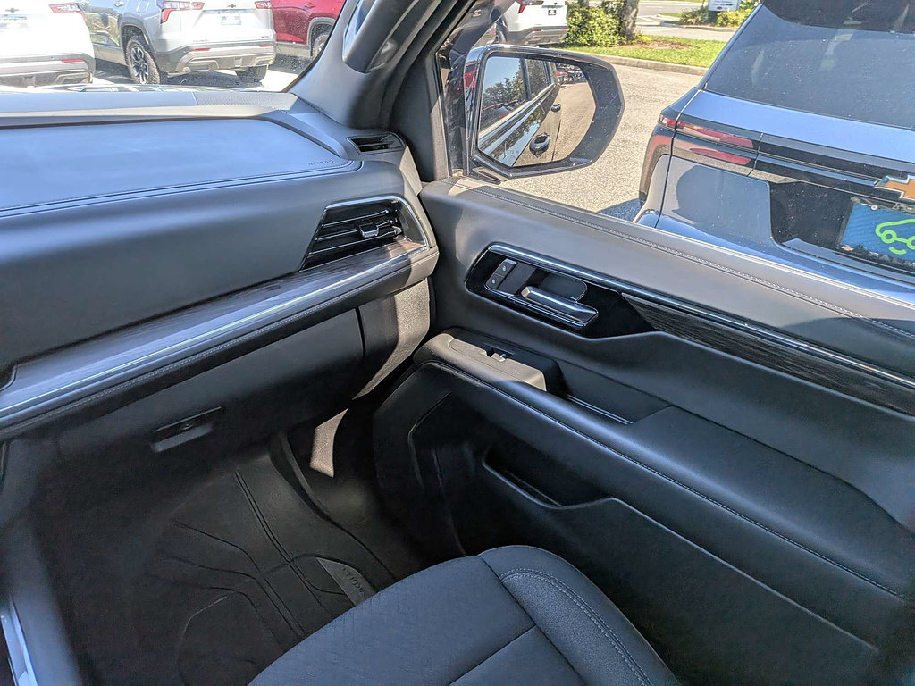 Used 2025 Chevrolet Suburban LS RWD image 43