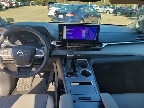 Used 2025 Toyota Sienna XLE image 20