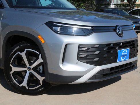 Certified 2025 Volkswagen Tiguan SE FWD image 2