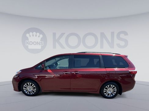 Used 2018 Toyota Sienna XLE w/ XLE Navigation Package FWD image 13