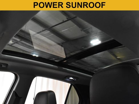 Used 2023 Chevrolet Equinox Premier image 3