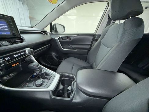 Used 2019 Toyota RAV4 LE w/ Carpet Mat Package image 21