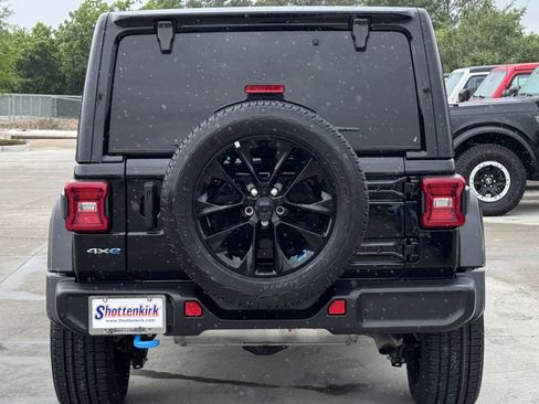 Used 2022 Jeep Wrangler Unlimited Sahara image 5