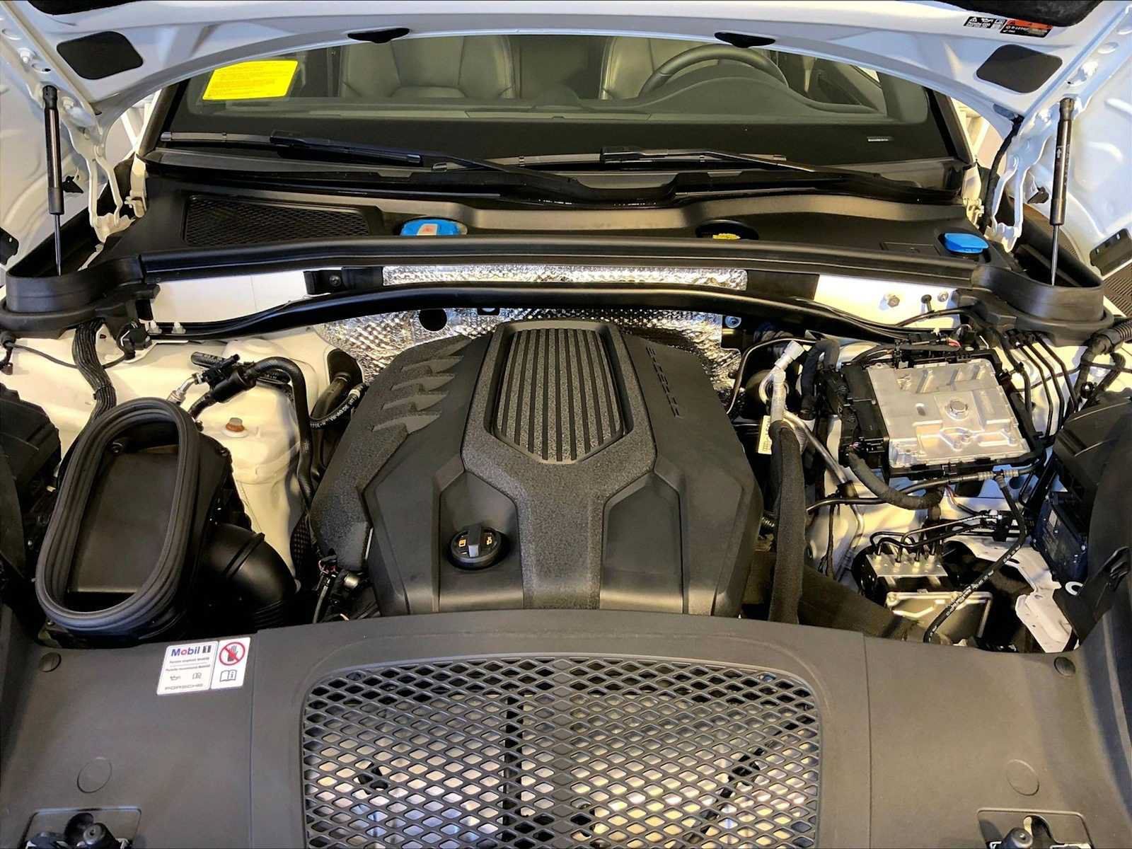 Certified 2024 Porsche Macan AWD/4WD image 32