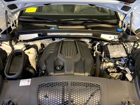 Certified 2024 Porsche Macan AWD/4WD image 32