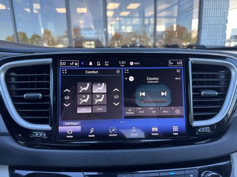 Used 2022 Chrysler Pacifica Touring-L image 10