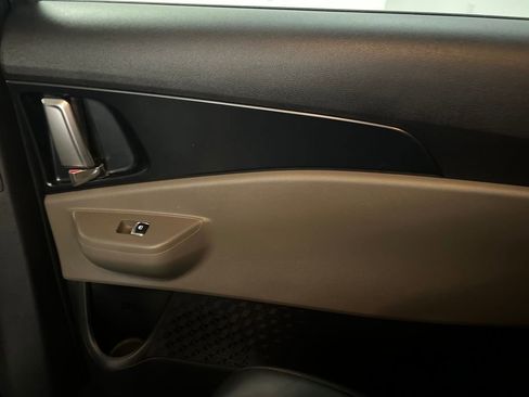Used 2025 Kia Carnival FWD image 21