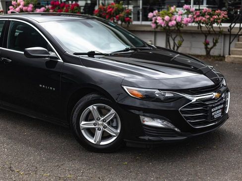 Used 2022 Chevrolet Malibu LT image 3