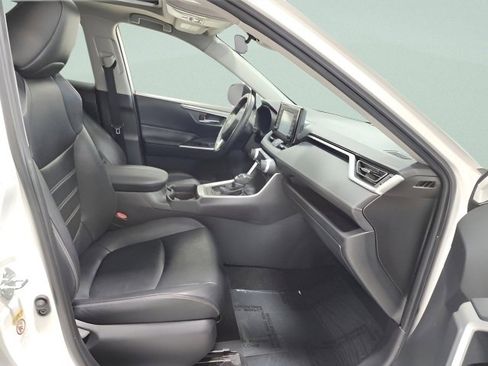 Used 2019 Toyota RAV4 XLE Premium image 16