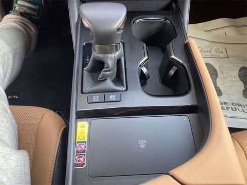 Used 2025 Lexus ES 300h w/ Premium Package image 17