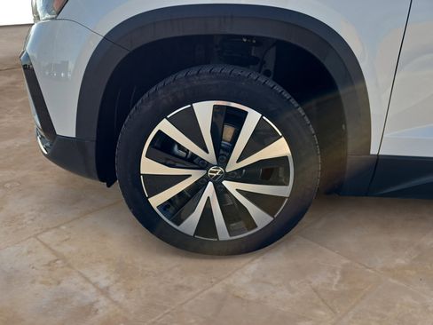 Certified 2024 Volkswagen Taos SE image 25