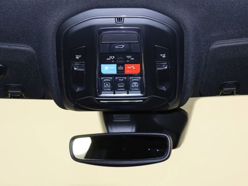 Used 2024 Jeep Grand Cherokee Limited w/ Black Appearance Package image 27