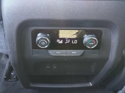 Used 2025 Chevrolet Traverse LT FWD image 14