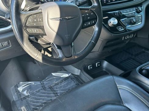 Used 2021 Chrysler Pacifica Touring-L w/ Premium & Safety Sphere Group FWD image 13